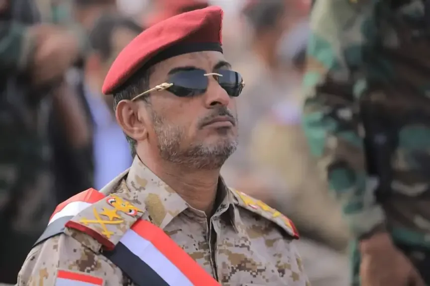 رئيس الأركان بن عزيز: المرحلة تتطلب علم واحد وجيش يمني واحد وحليف واحد هو السعودية